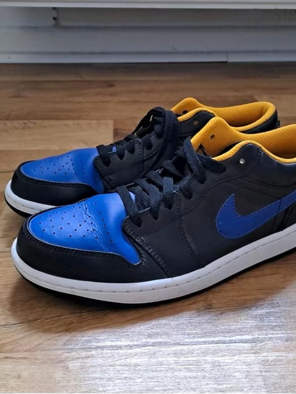 Nike Men’s Low-Top Sneaker in Black, Blue and Yellow - Picture 3 of 3